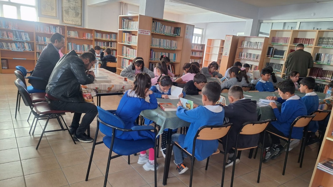 Okulumuz Öğrencileri 100. Yıl İlçe Halk Kütüphanesini Ziyaret Etti
